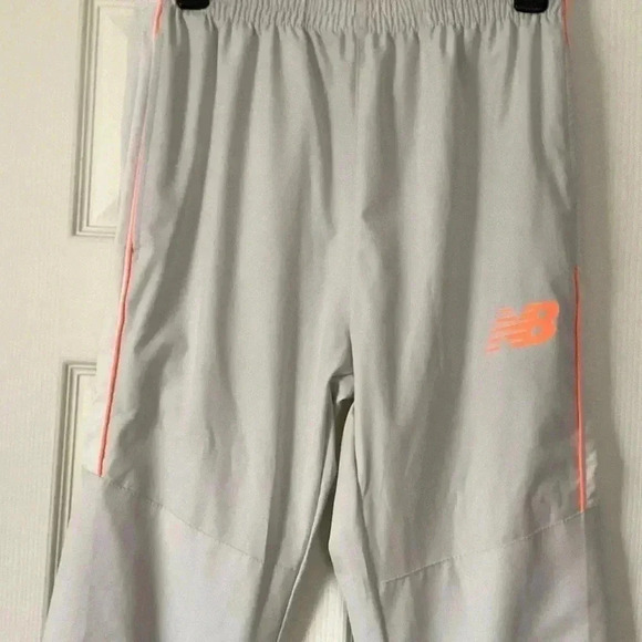 New Balance beige Joggers
SIZE Medium - Picture 2 of 4